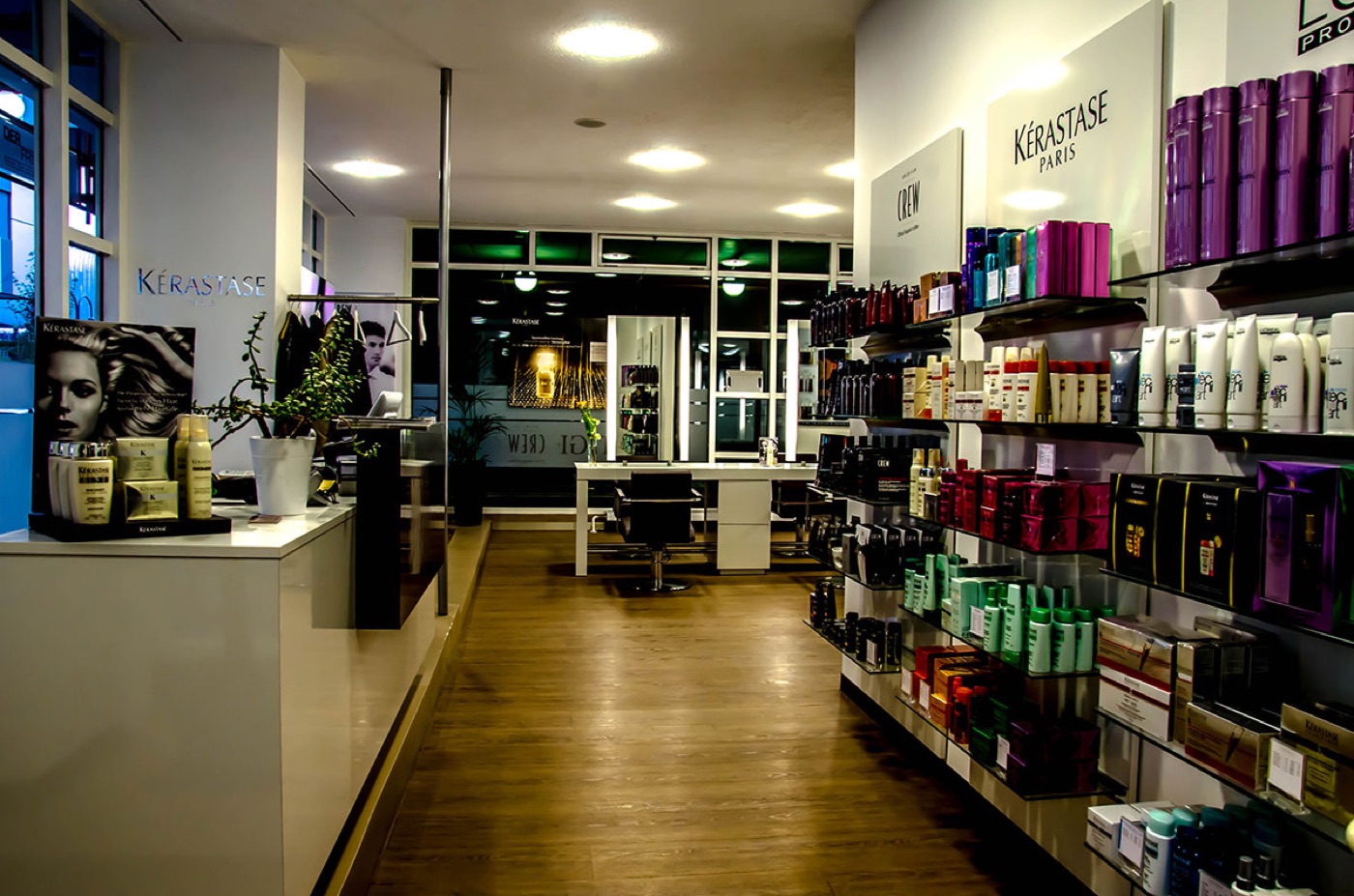 Produktregale und Empfang im Salon