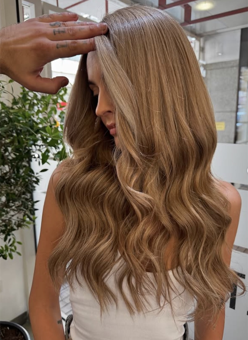 Warmes Goldblond mit weichen Wellen